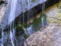 Schräge Felskante mit breitem Wasserfallfächer